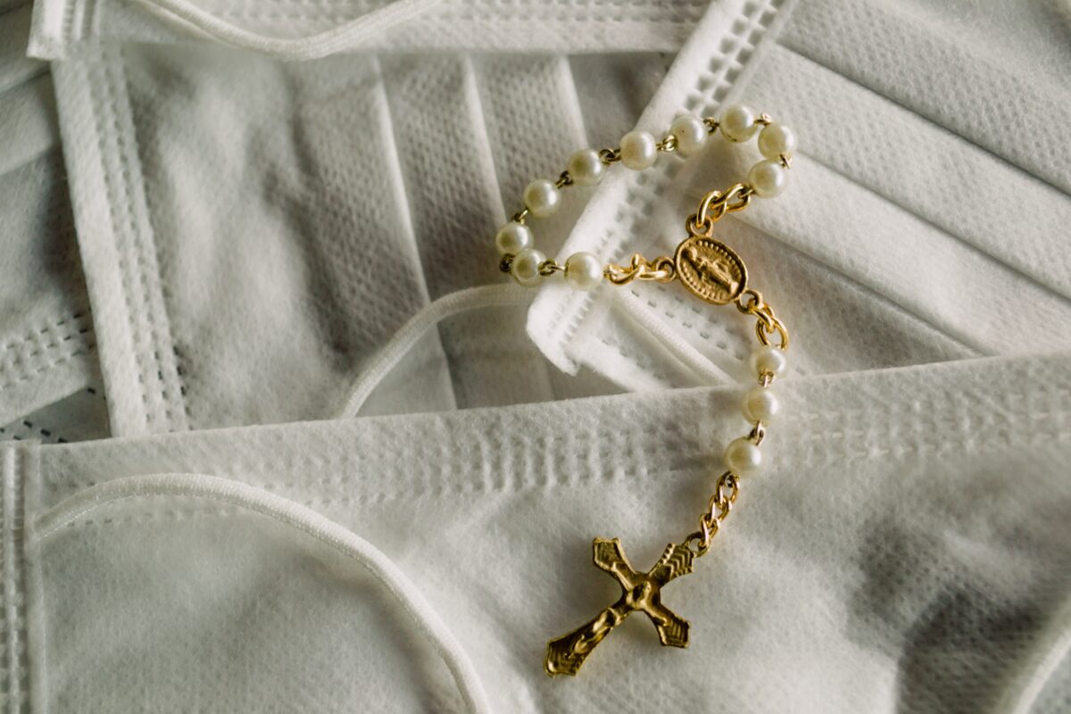 Terço no Batizado Infantil: O Significado, a Tradição e Como Escolher o Ideal para Esse Momento Único