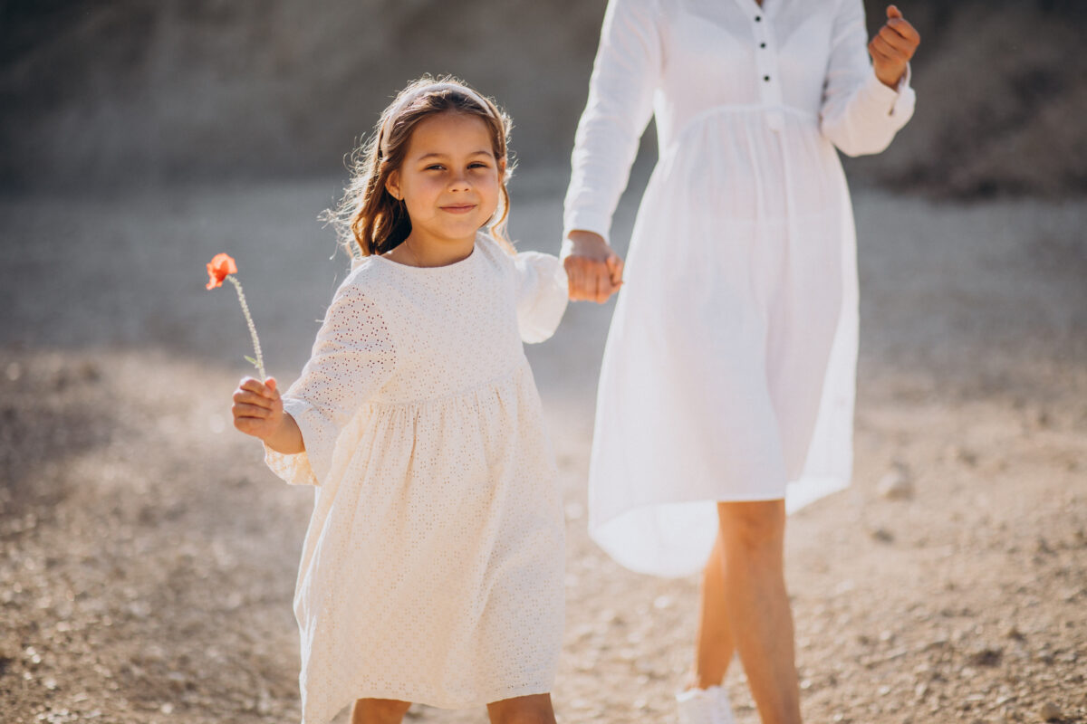 Vestido branco para batizado: como escolher o modelo perfeito para esse momento &uacute;nico