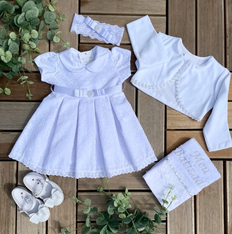 Vestido Infantil para Batizado Maria Branco com Laço e Detalhes em Pérolas e Bordado