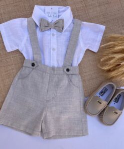 Conjunto Batizado Casamento Verão infantil menino Camisa Cambraia manga curta e Jardineira bermuda Linho bege Gravata Borboleta