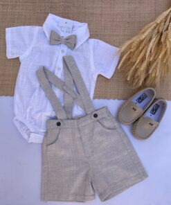 Conjunto Batizado Casamento Verão infantil menino Camisa Cambraia manga curta e Jardineira bermuda Linho bege Gravata Borboleta