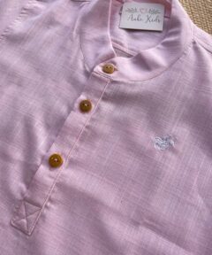 Camisa Bata Cambraia Rosa manga curta com gola padre Infantil menino bordado cavalinho