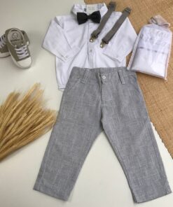 Conjunto Batizado Casamento Infantil Bebê Body Calça em Flamê Cinza Textura de Linho Suspensório e Gravata Cinza