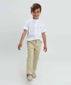 Conjunto Infantil Menino Calça Sarja Areia Bege e Bata Gola Padre Manga Curta Branco Premium