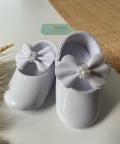 Sapato Sapatilha Bebê Clara Feminino Branco em Verniz com Laço e Pérolas Batizado Menina do 13 ao 17