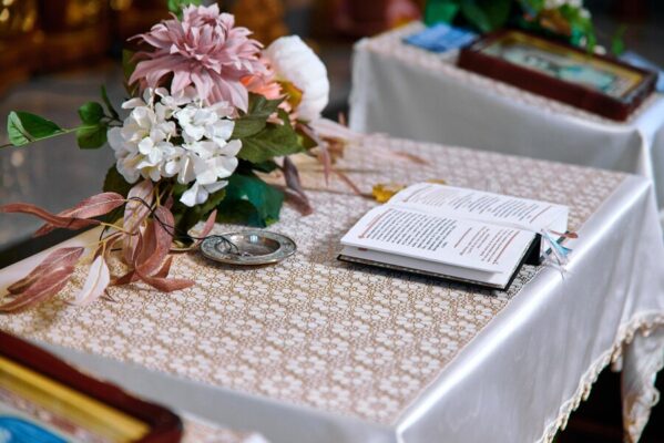 O Pequeno Guardião da União: Qual é o Nome da Criança que Entra com a Bíblia no Casamento?