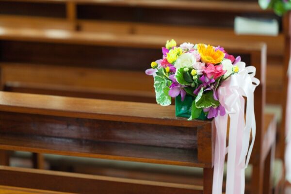 Flores Celestiais: Escolhendo os Melhores Arranjos para o Batizado do Seu Anjinho