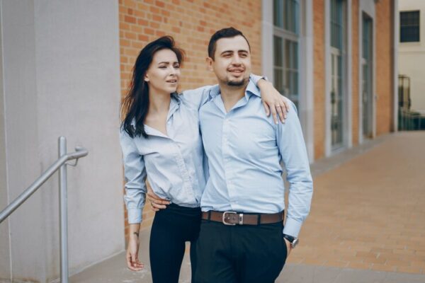 Pode ir de calça jeans em casamento de dia? Veja se é uma boa ideia!