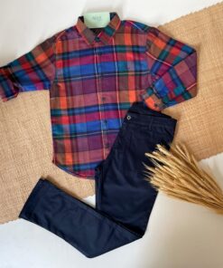Conjunto Infantil Festas Menino Camisa Manga Vermelha Riscas Azul Marinho e Calça em Sarja Azul Marinho
