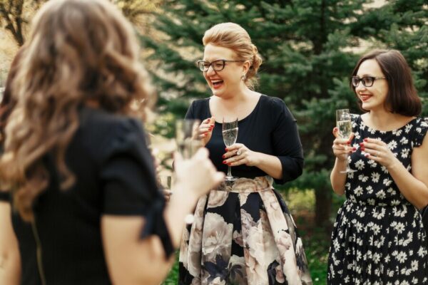 Pode Usar Vestido Estampado em Festa de Casamento? Claro que Sim!