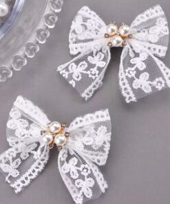 Laço Duplo de Cabelo Infantil Ester em Renda Bordado Branco com Flor de Strass e Pérolas Menina Batizado e Festas