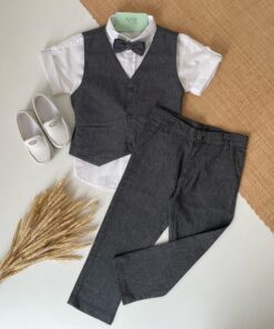 Conjunto Infantil Menino com Camisa em Tricoline Manga Curta Calça Colete e Gravata Borboleta Chumbo em Linho Batizado Casamento