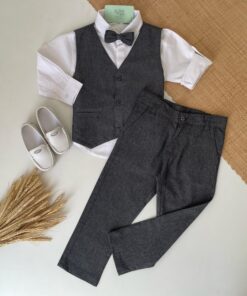 Conjunto Infantil Menino com Camisa em Tricoline Manga Longa Calça Colete e Gravata Borboleta Chumbo em Linho Batizado Casamento