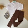 Conjunto Infantil Menino com Camisa Bata Branca Gola Padre e Calça em Sarja Skinny Marrom Premium