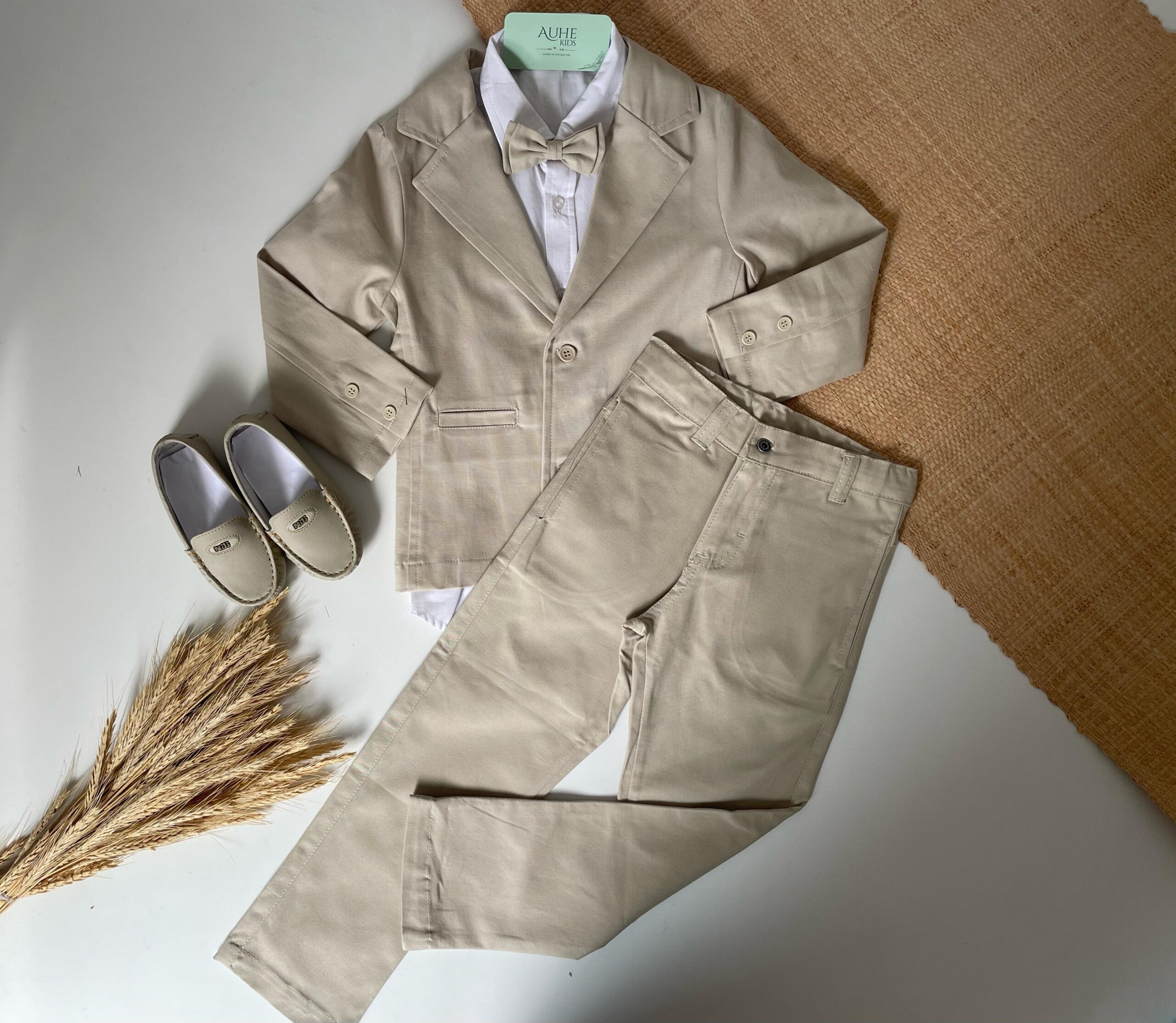Conjunto Amâncio Camisa Tricoline Manga Curta Blazer Calça Sarja e Gravata Marfim