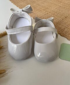 Sapatilha Bebê Bia Feminino Branco em Verniz com Laço de Coração Batizado Menina do 13 ao 17