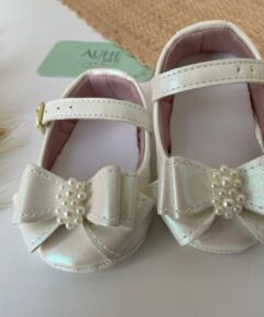 Sapatilha Bebê Cindy Feminina Branco Holográfica com Laço e Pérolas Batizado Menina do 13 ao 17