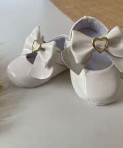 Sapatilha Bebê Emili Feminino Branco em Verniz com Laço e Coração Batizado Menina do 13 ao 17