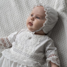 Vestido branco para batizado: como escolher o modelo perfeito para esse momento &uacute;nico